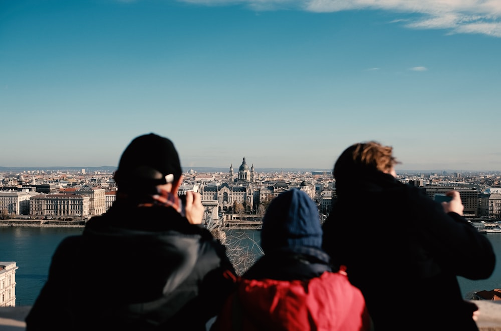 Personas de pie en la parte superior del edificio durante el día