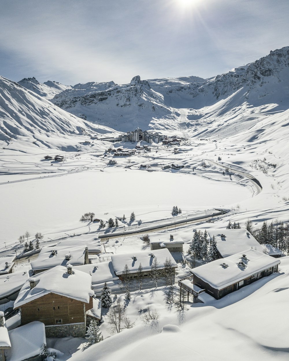 Schneebedeckter Berg tagsüber