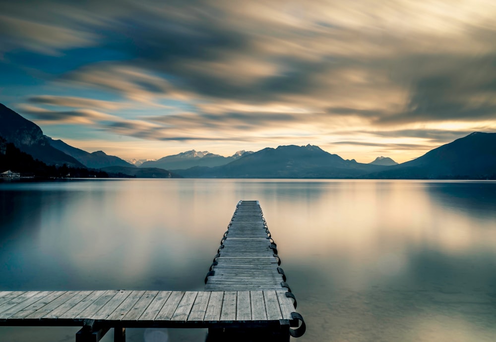 Pontile di legno marrone sul lago durante il giorno