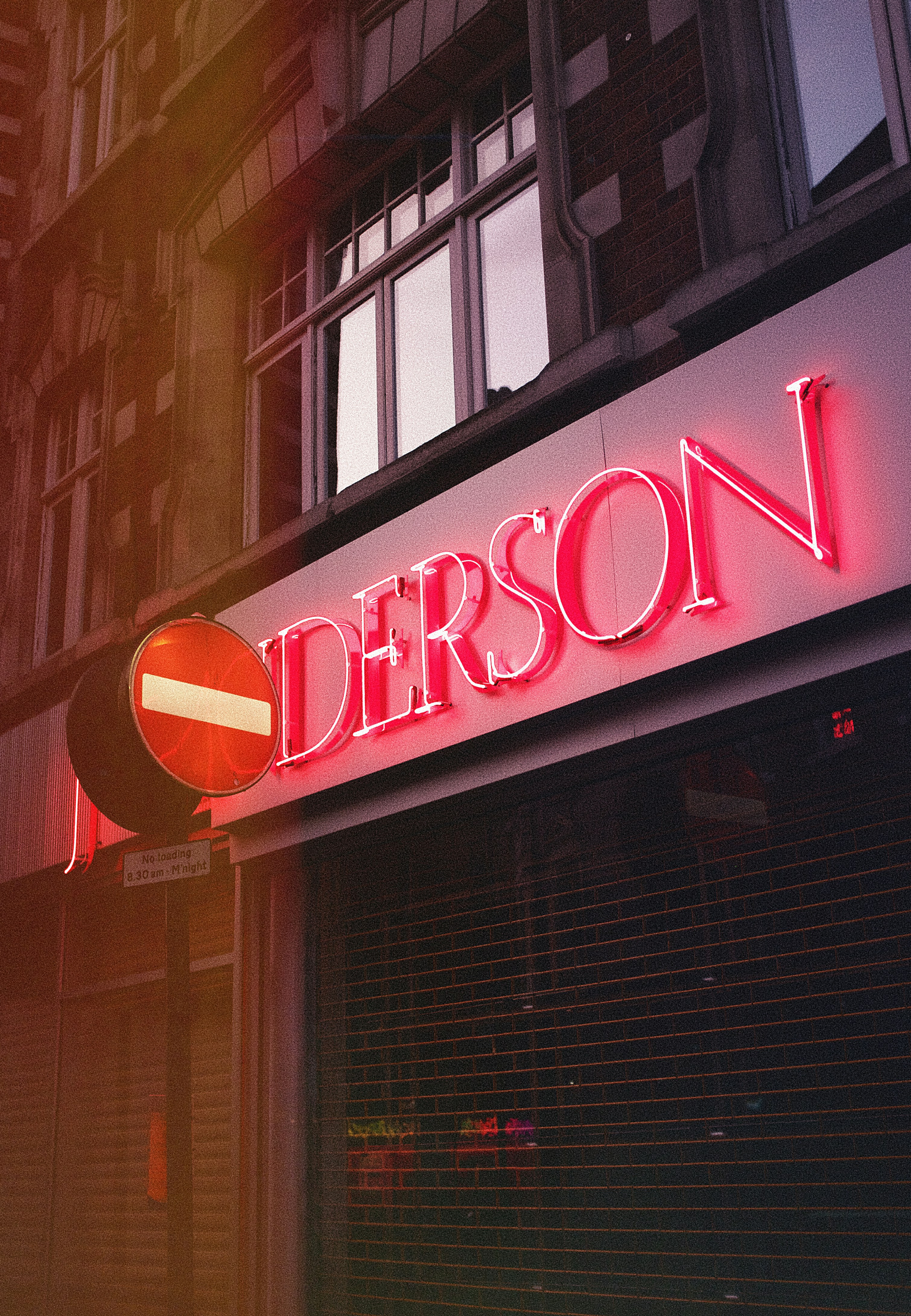 A neon sign on the side of a building photo – Free Neon Image on Unsplash