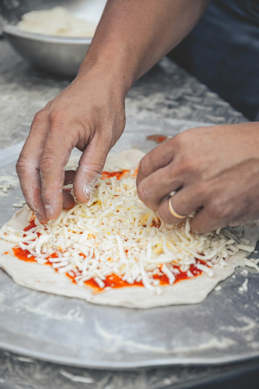 Persona sosteniendo pizza blanca y roja