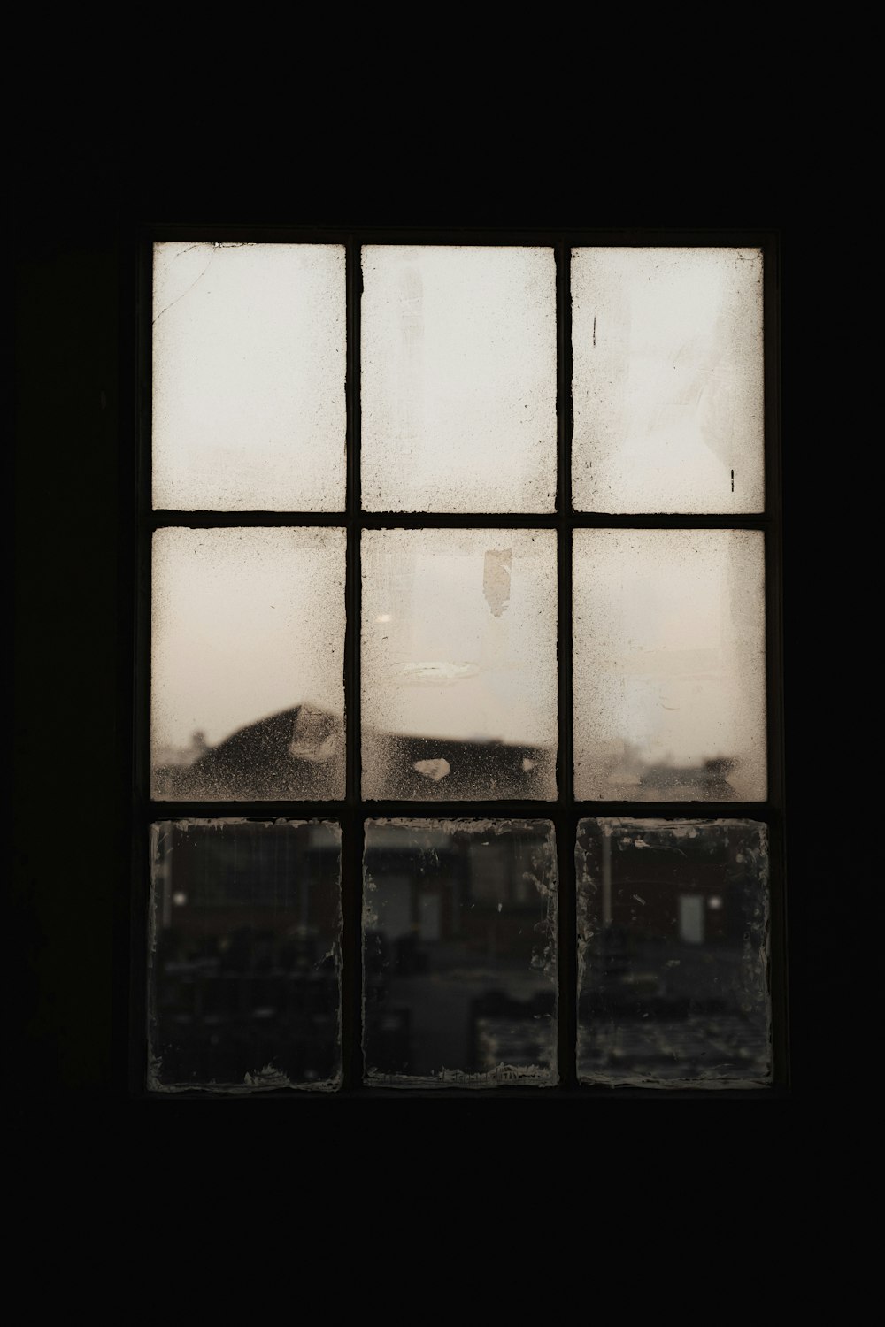 finestra di vetro incorniciata in legno nero