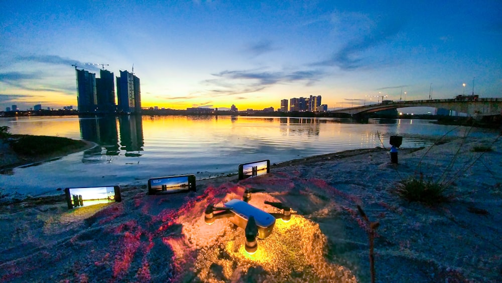 Cuerpo de agua cerca del puente y los edificios de la ciudad durante la puesta del sol