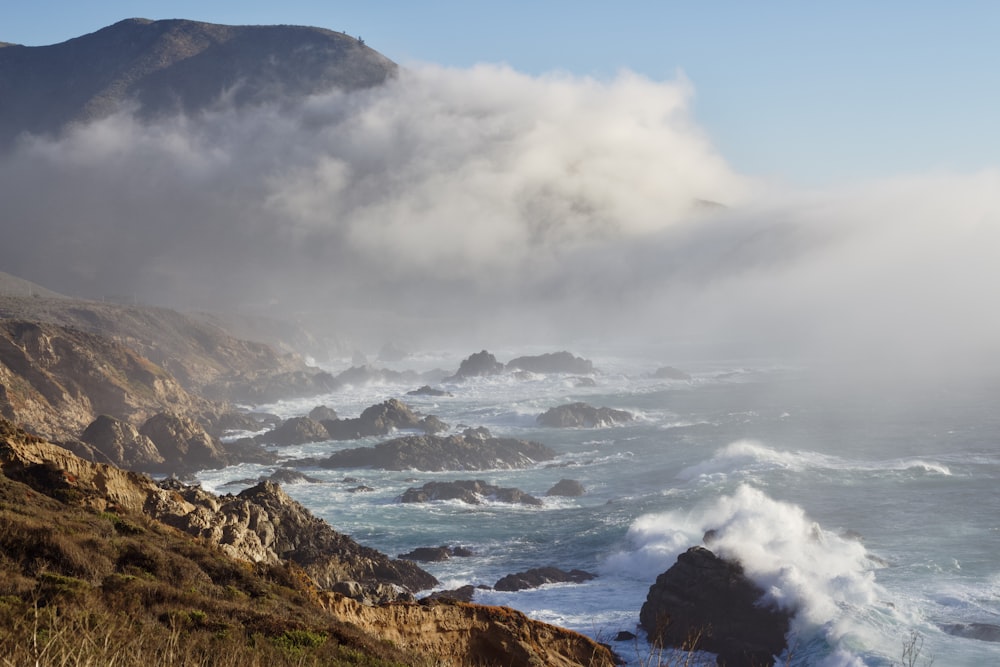 nubes blancas sobre las montañas