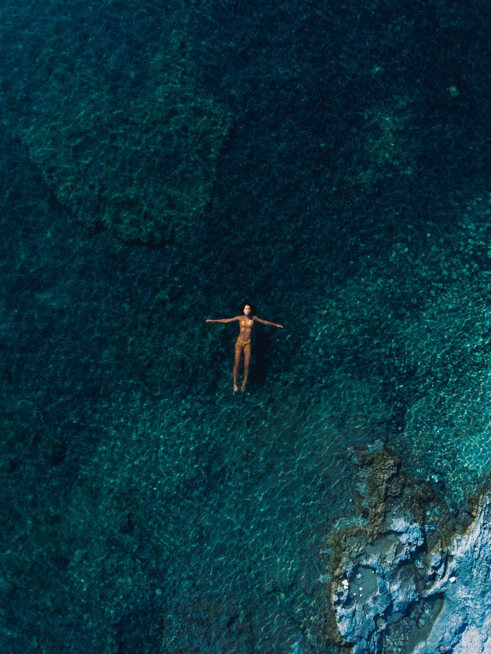 Vista aerea della barca marrone e bianca sullo specchio d'acqua durante il giorno