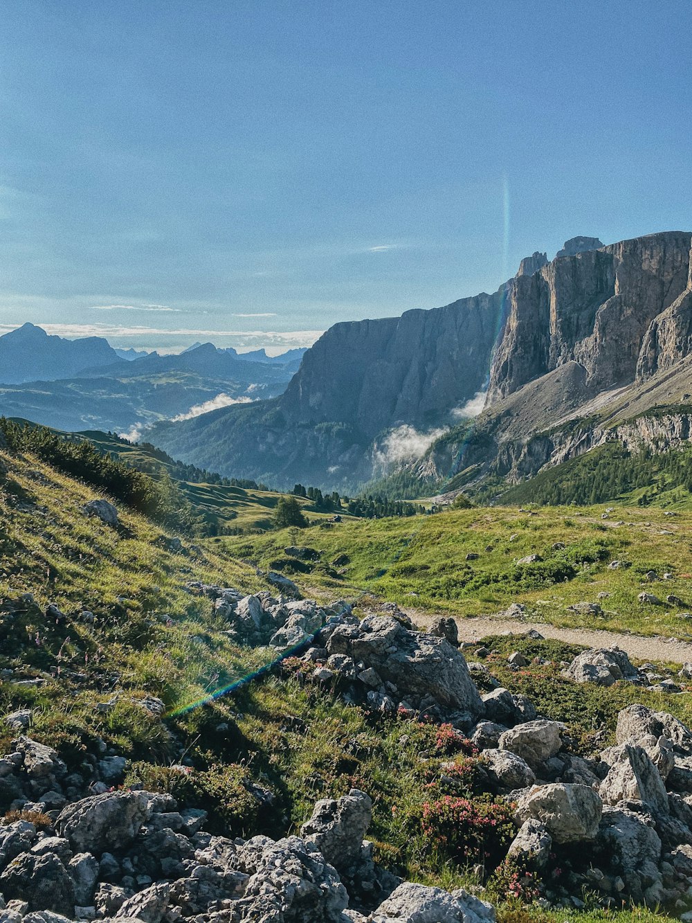 grüner und grauer Berg unter weißen Wolken tagsüber