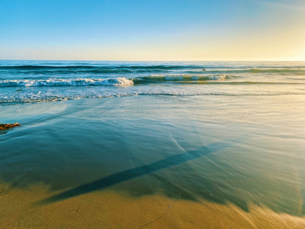 sea waves crashing on shore during daytime