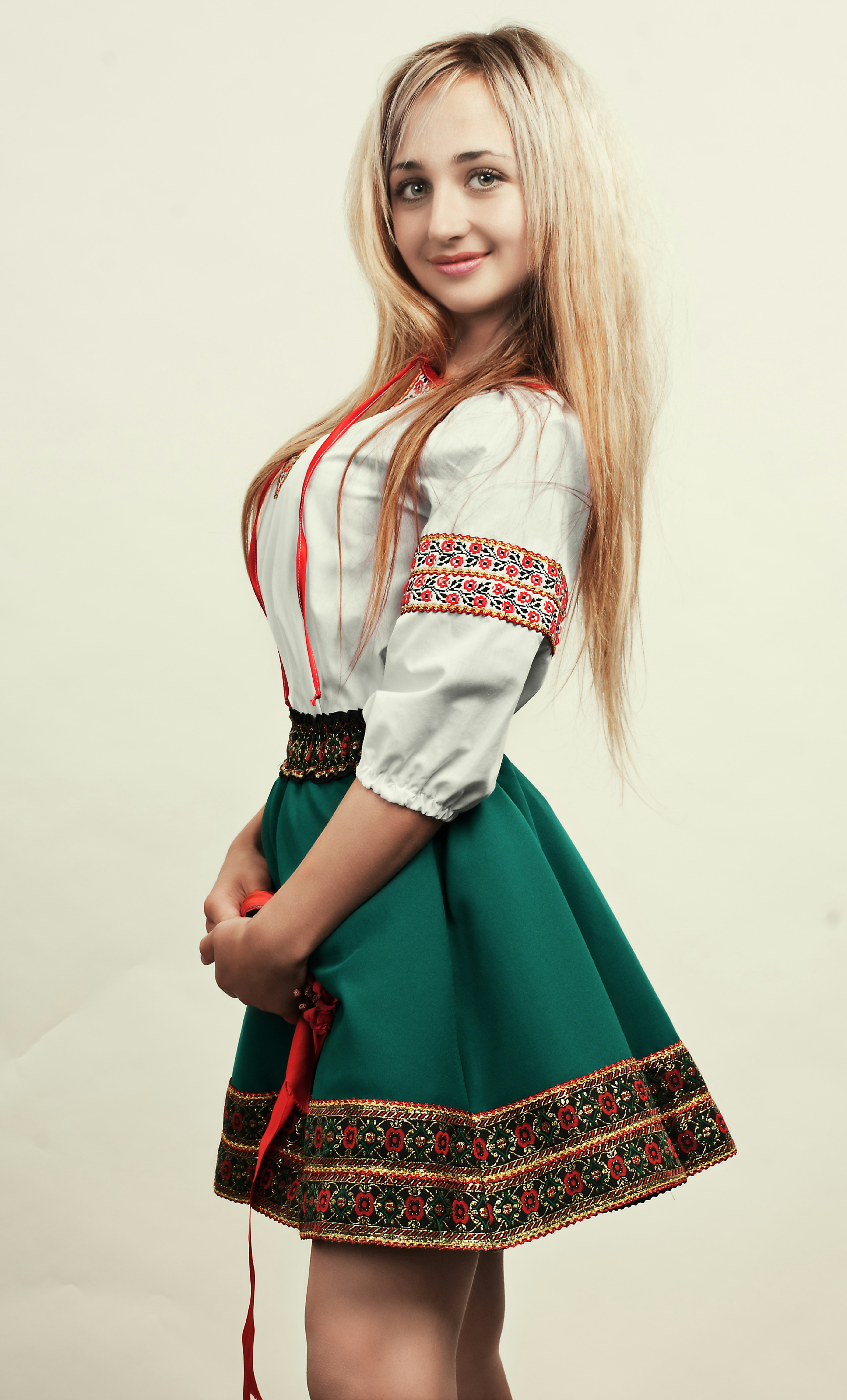 femme en chemise à manches longues blanche et rouge et jupe rouge