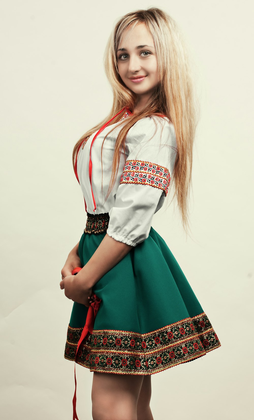 Mujer con camisa de manga larga blanca y roja y falda roja