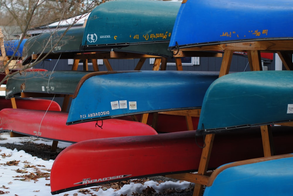 Barco de madera azul y marrón en suelo cubierto de nieve durante el día