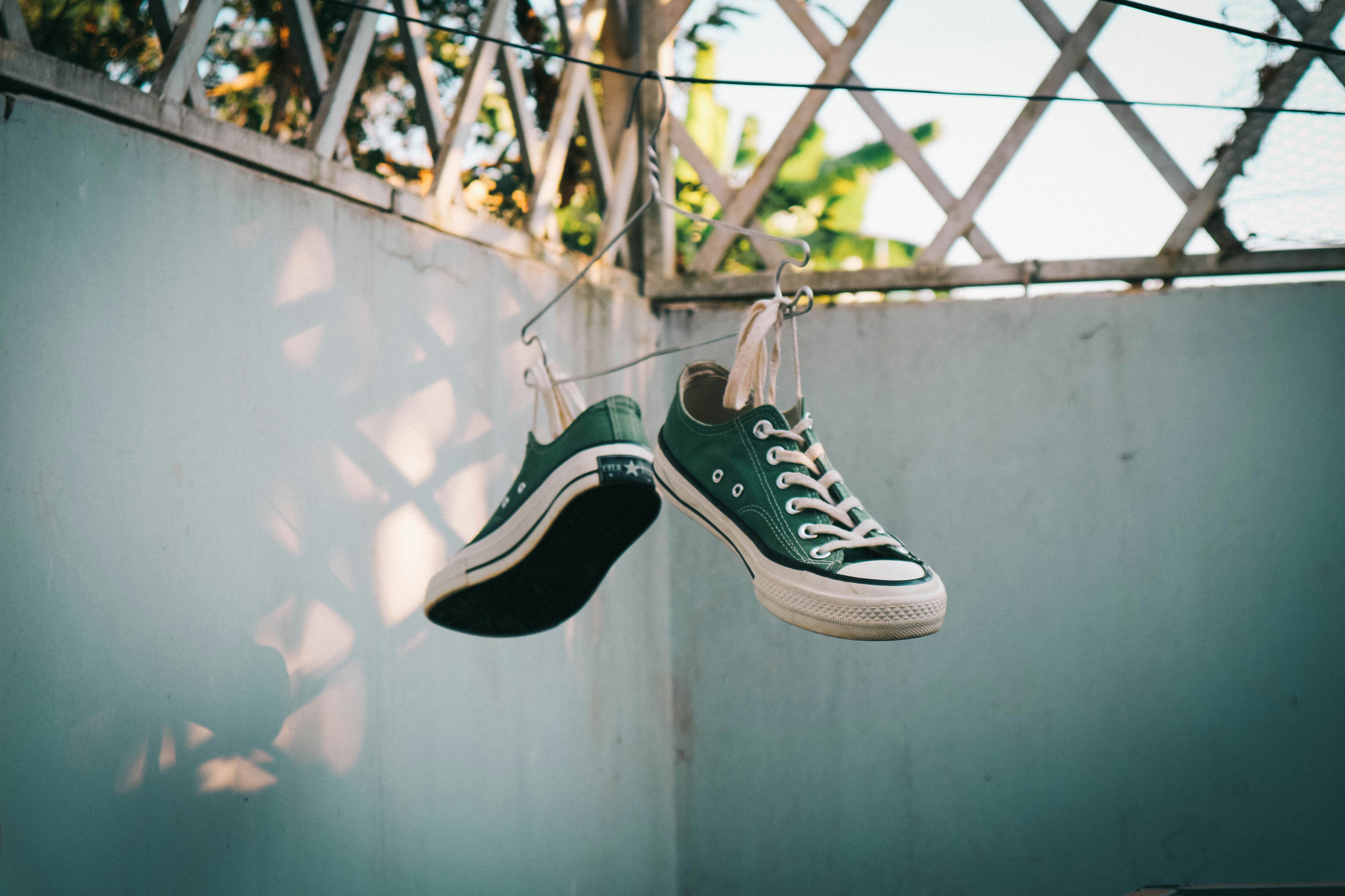 黒と白のコンバース オールスター ハイトップ スニーカーの写真 Unsplashで見つけるグレーの無料写真