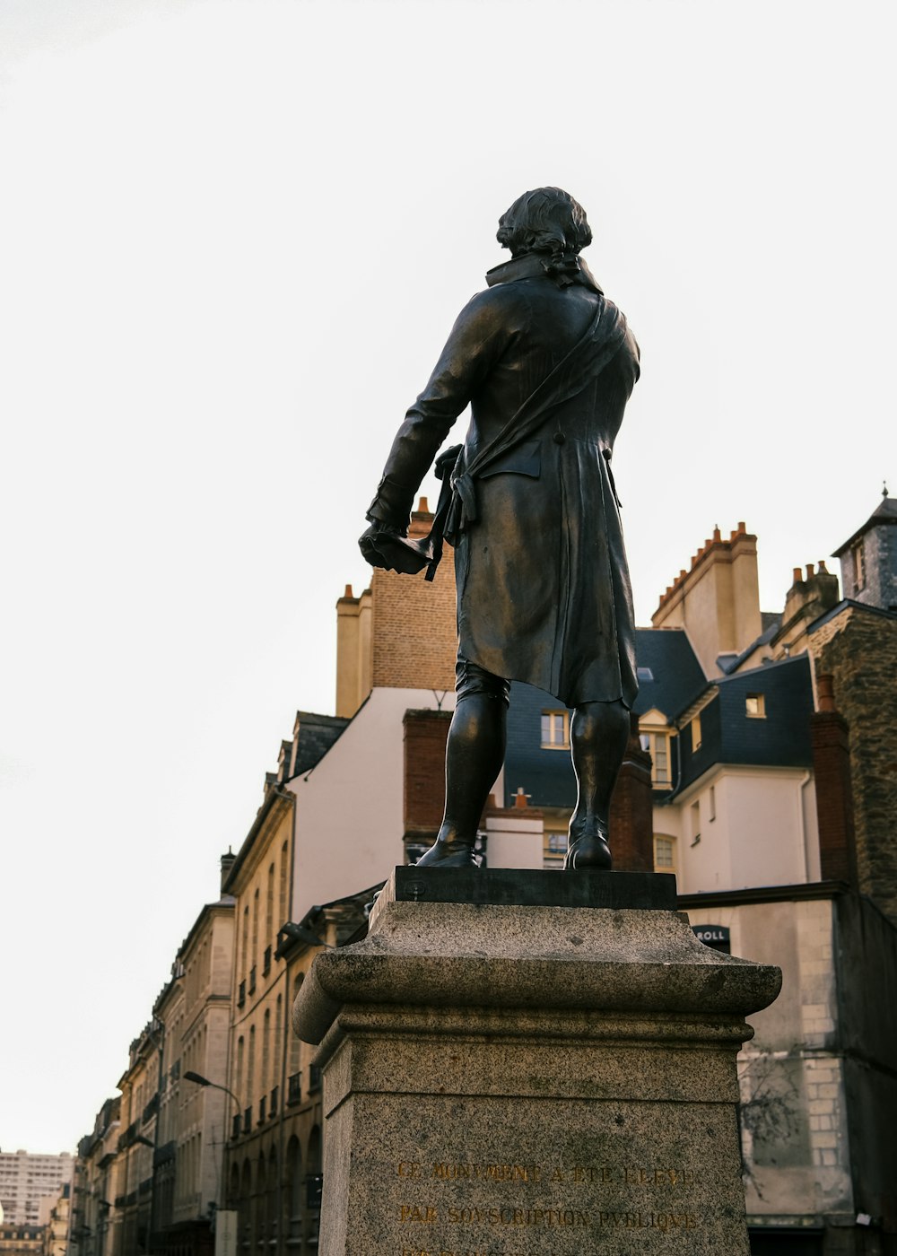 homem na estátua preta do casaco