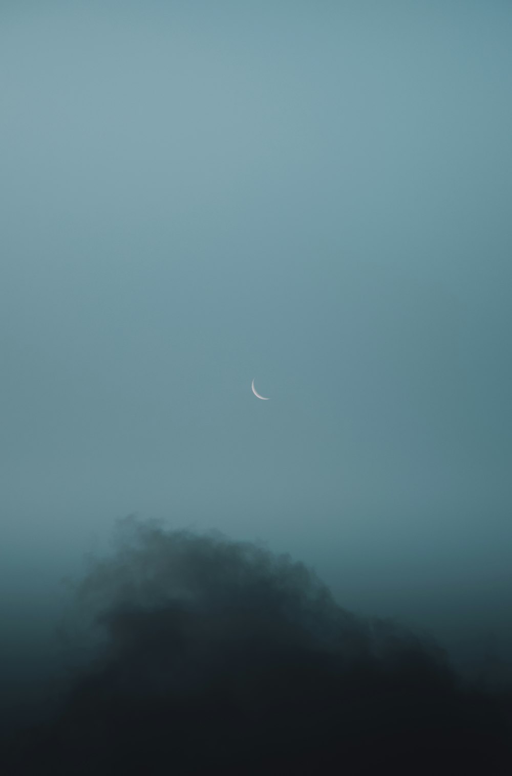 Lune au-dessus des nuages pendant la nuit