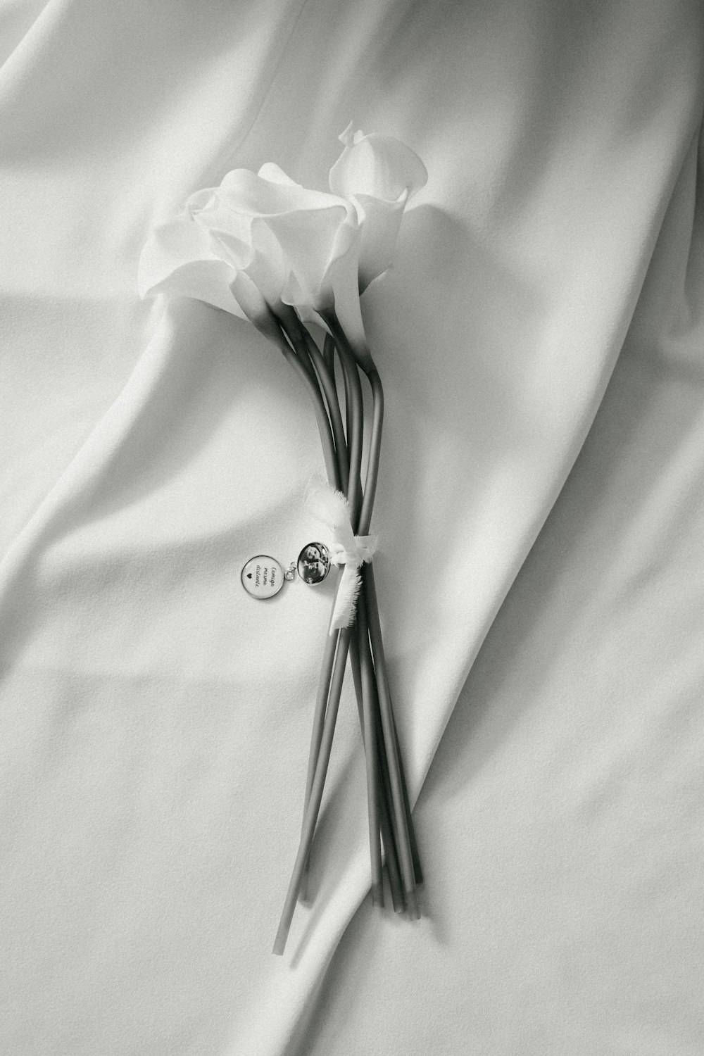 anel cravejado de diamante de prata no têxtil branco