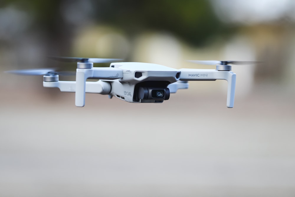 Weiße und schwarze Drohne in Nahaufnahmen