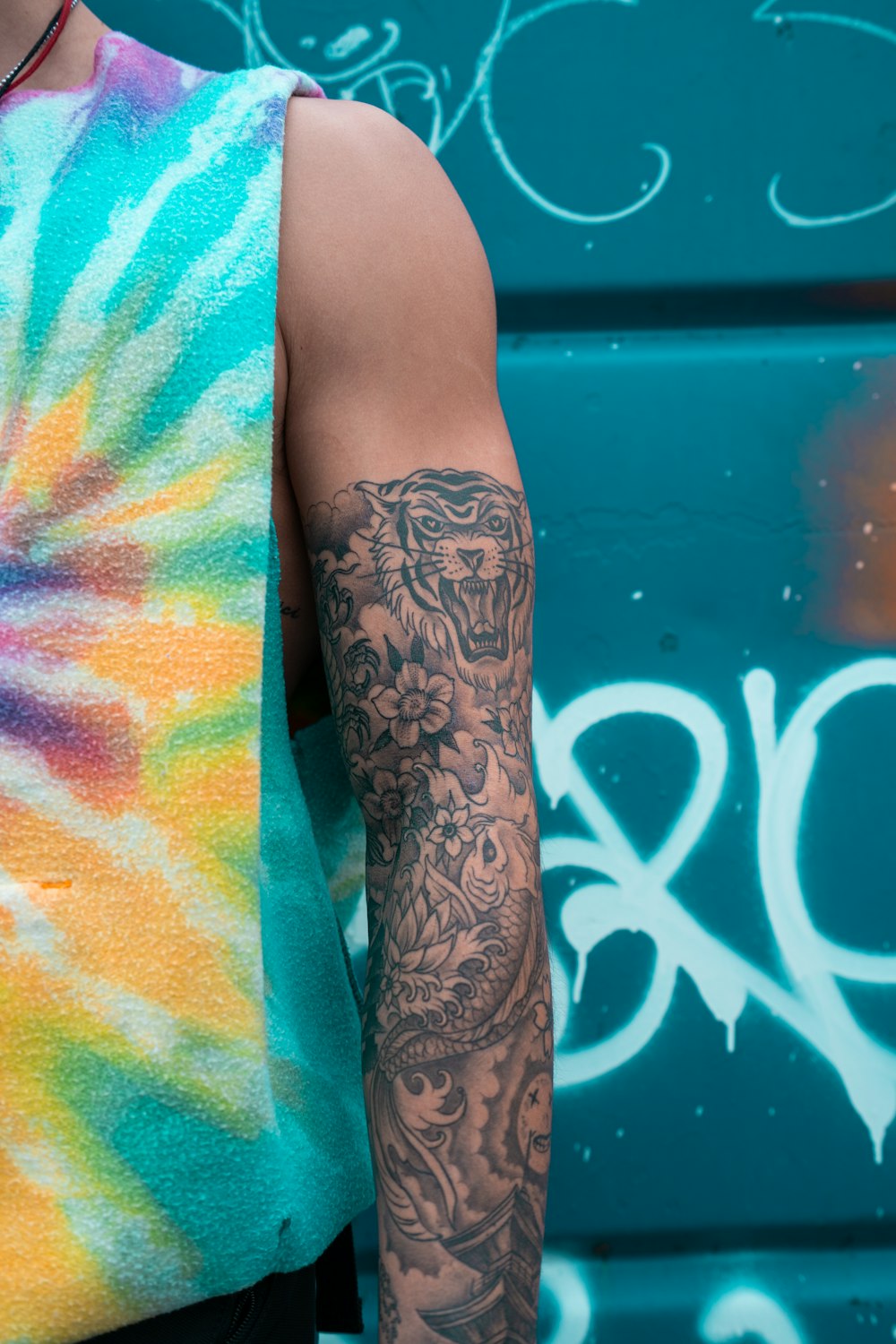 Foto Tatuaje de brazo cruzado de tinta negra – Imagen Oración gratis en  Unsplash