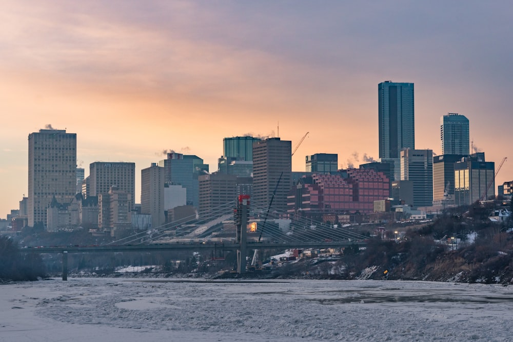 Skyline der Stadt bei Sonnenuntergang mit Brücke