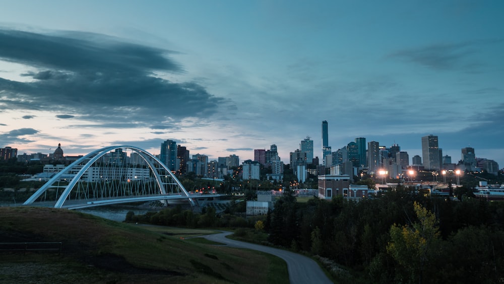 Pont blanc sur la ville pendant la journée