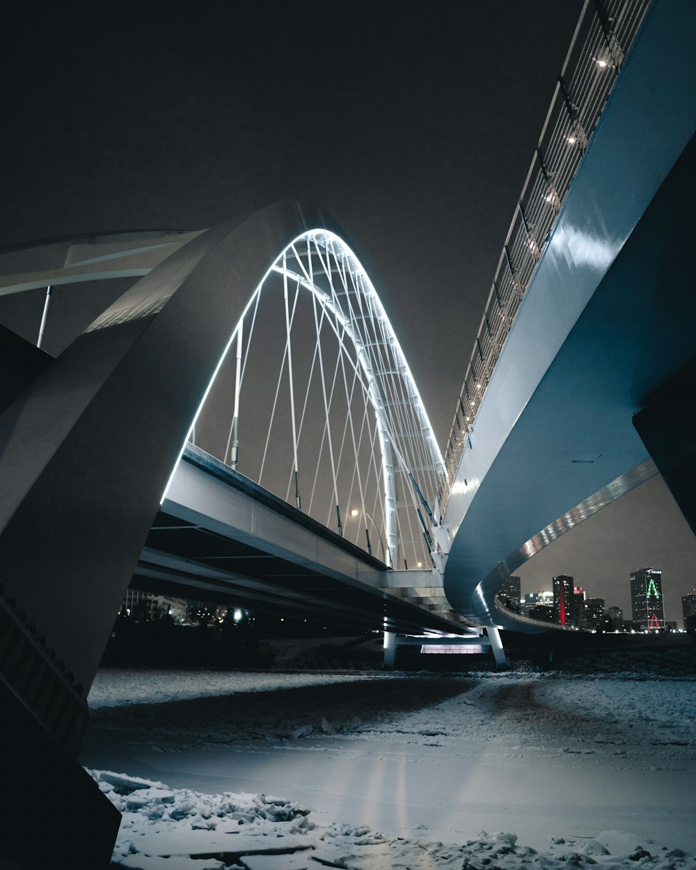 weiße und graue Brücke während der Nachtzeit