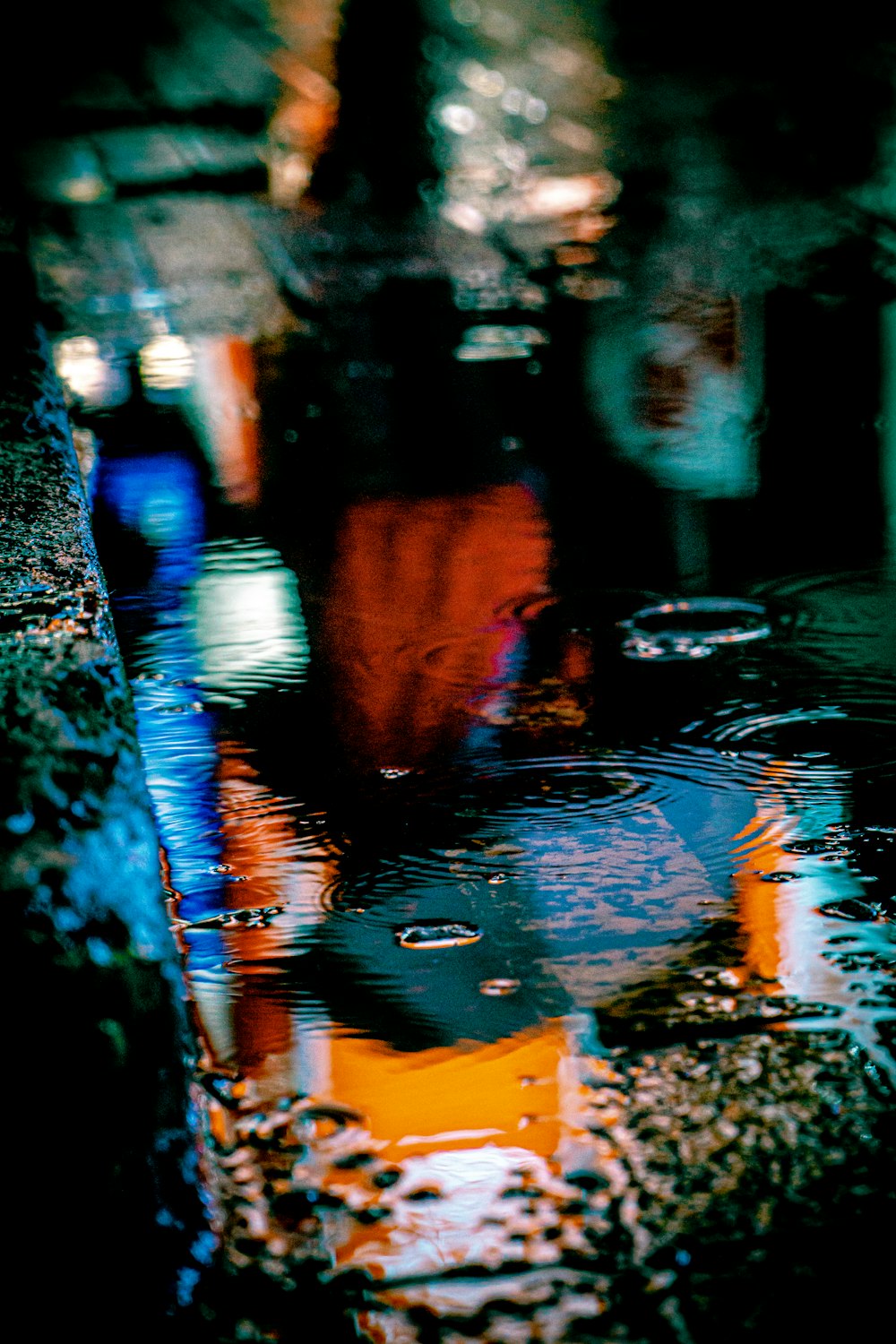 Gotas de agua en la ventana de vidrio