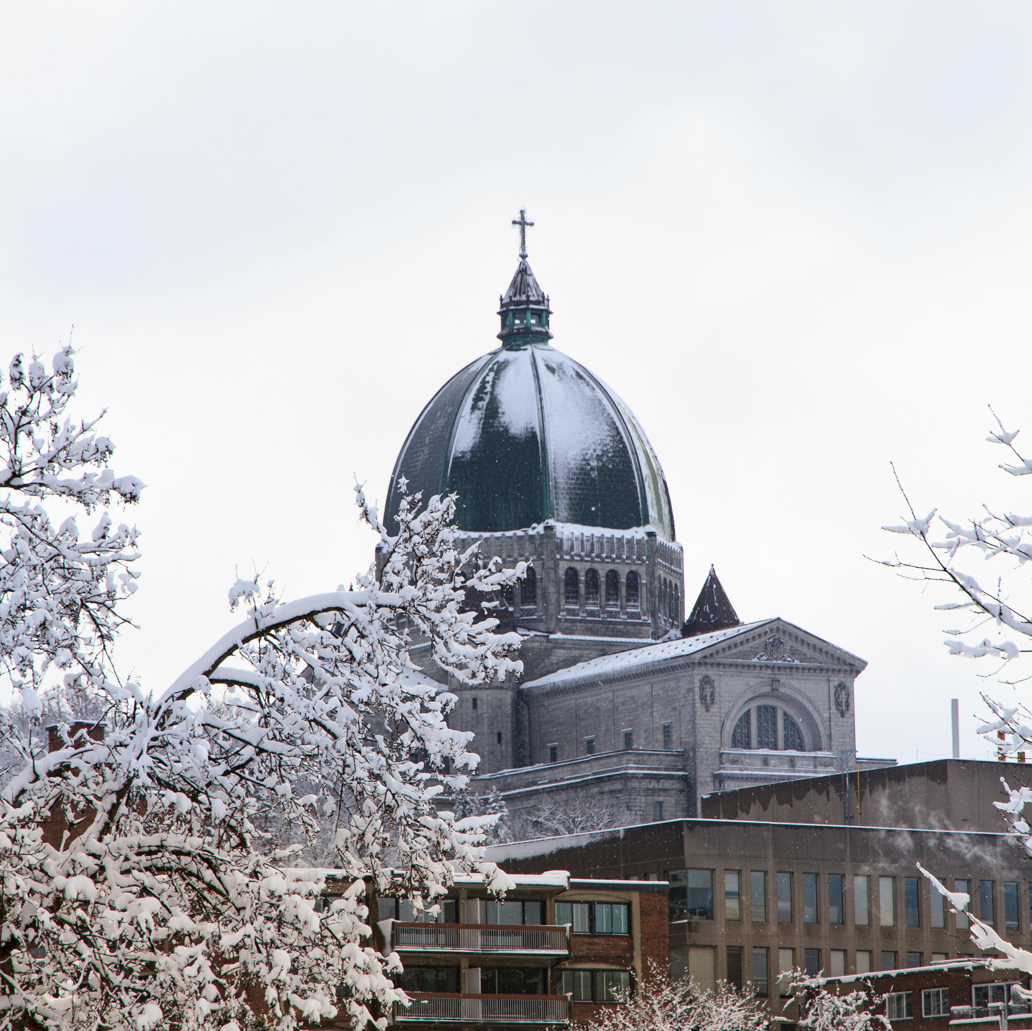 白と黒のコンクリートの建物の写真 Unsplashで見つけるカナダの無料写真