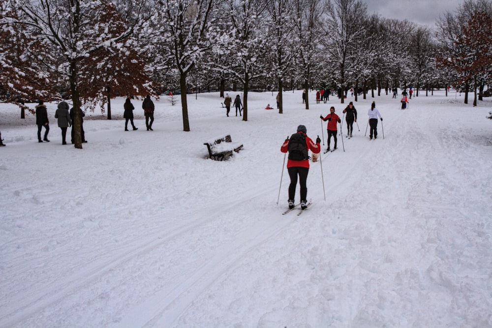personas caminando sobre suelo cubierto de nieve durante el día