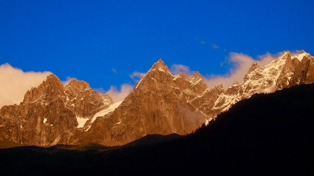 Montaña cubierta de nieve bajo el cielo azul durante el día