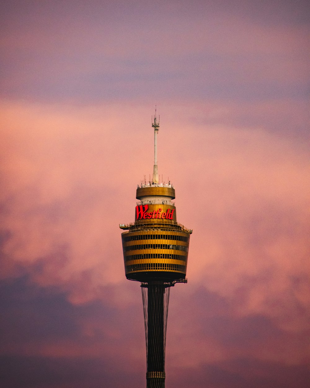 Schwarz-Weiß-Turm unter bewölktem Himmel