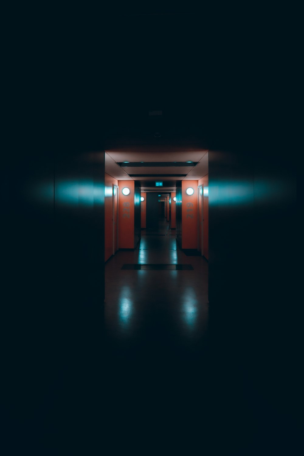光のある茶色の木製の廊下