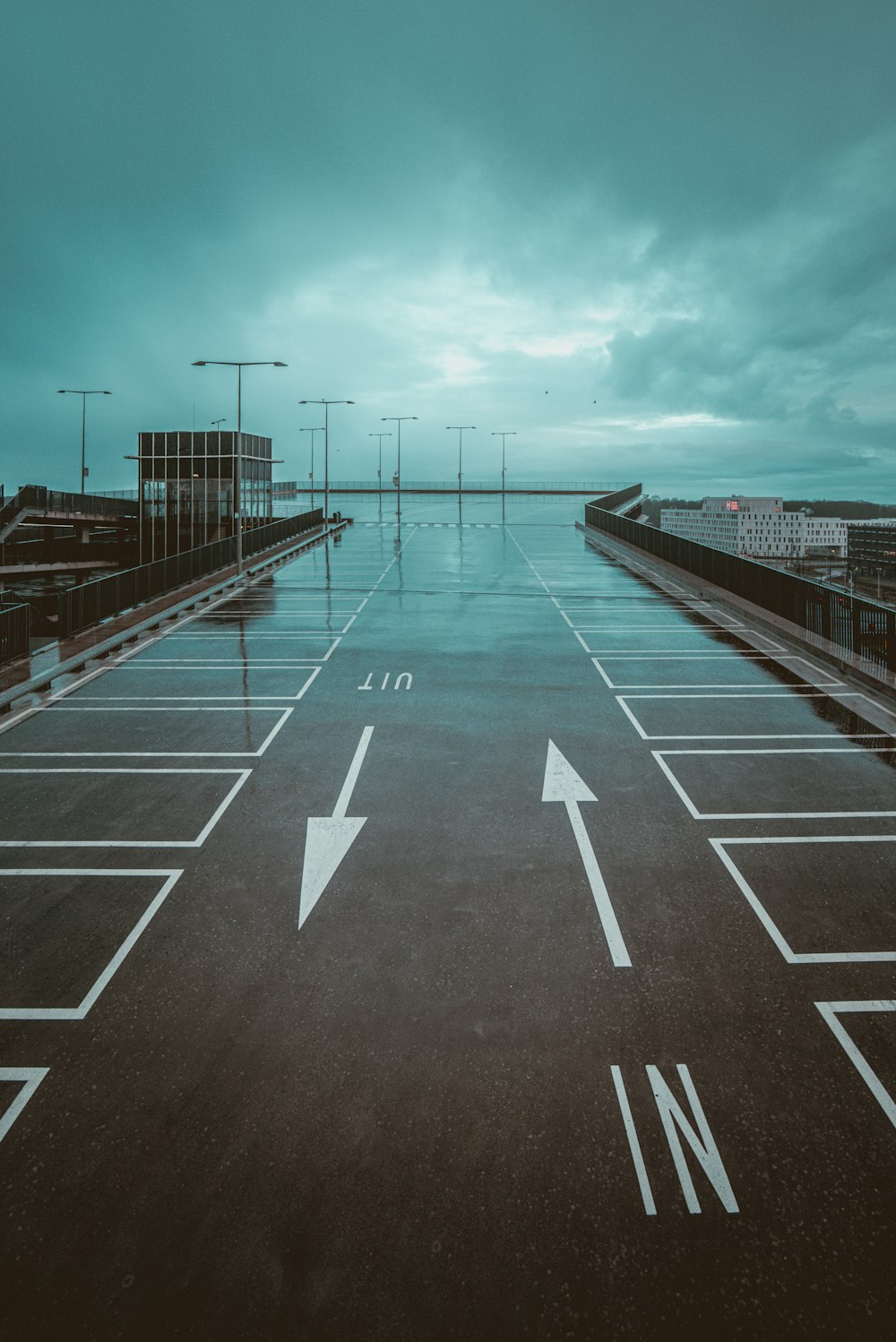 strada in cemento bianco e nero