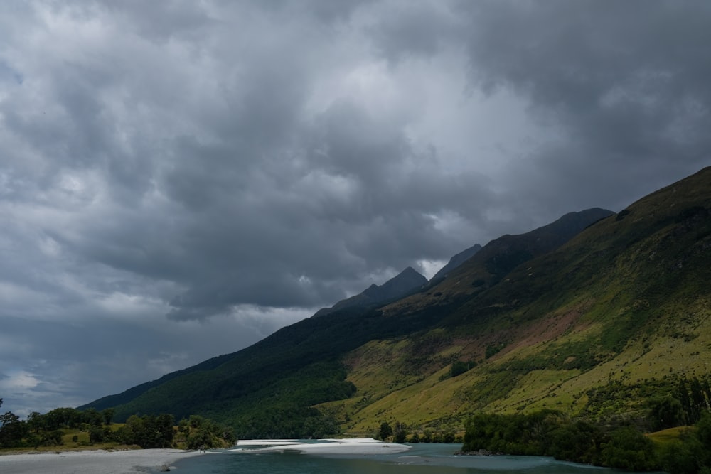 montanhas verdes sob nuvens brancas durante o dia