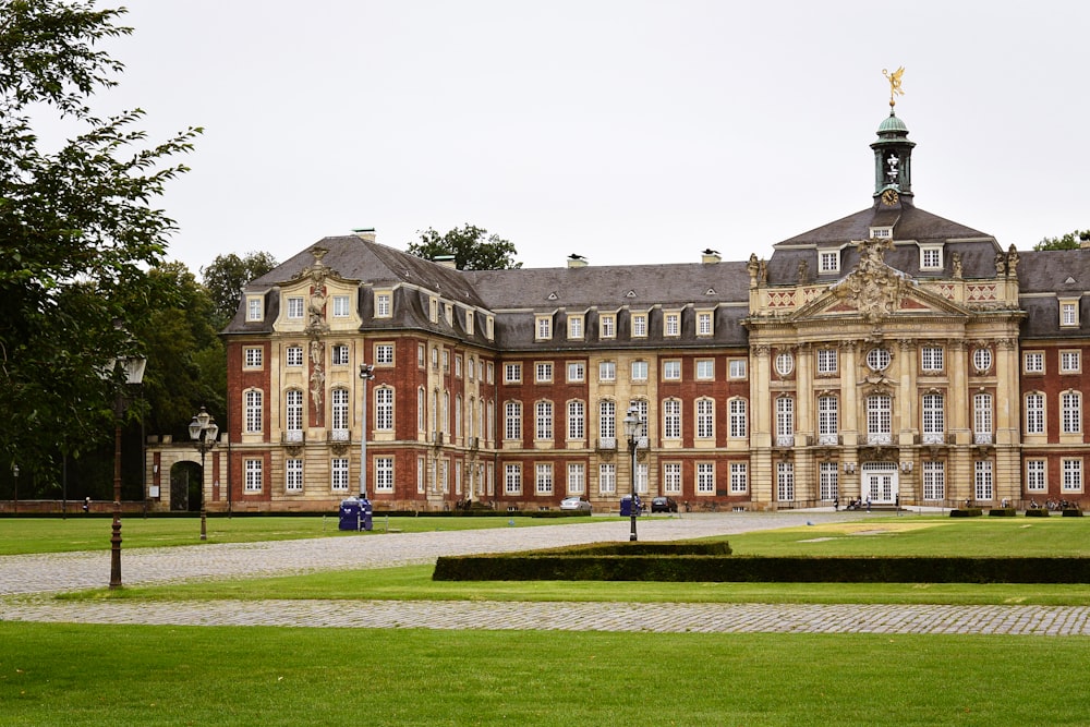 Edificio de hormigón marrón y blanco