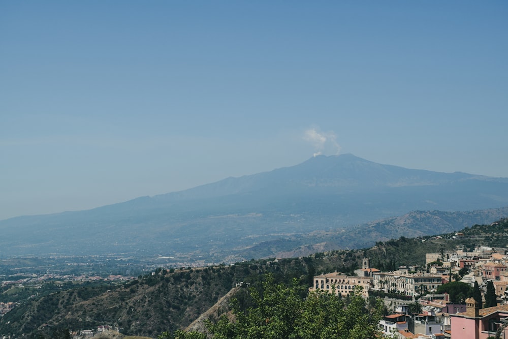 Una vista di una città con una montagna sullo sfondo