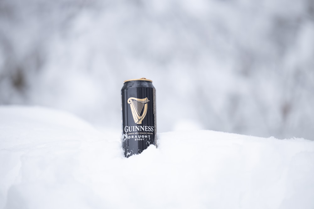 雪の上の黒と金の缶
