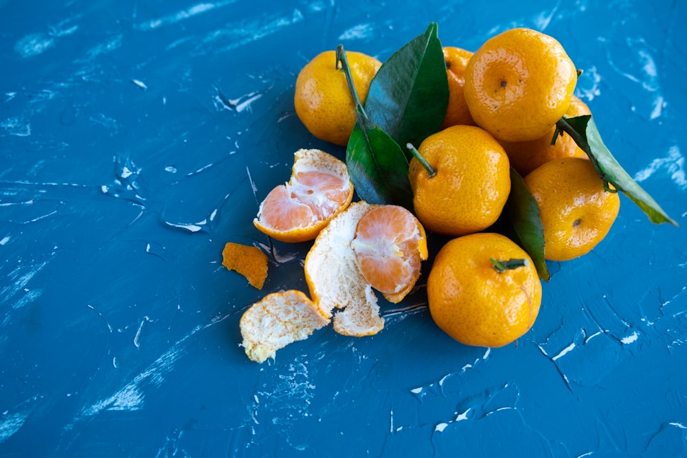 파란색 표면에 오렌지 과일