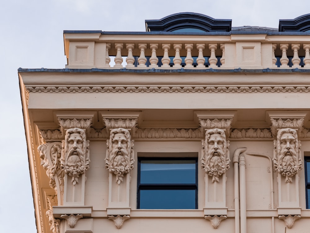 Bâtiment en béton blanc avec fenêtre bleue