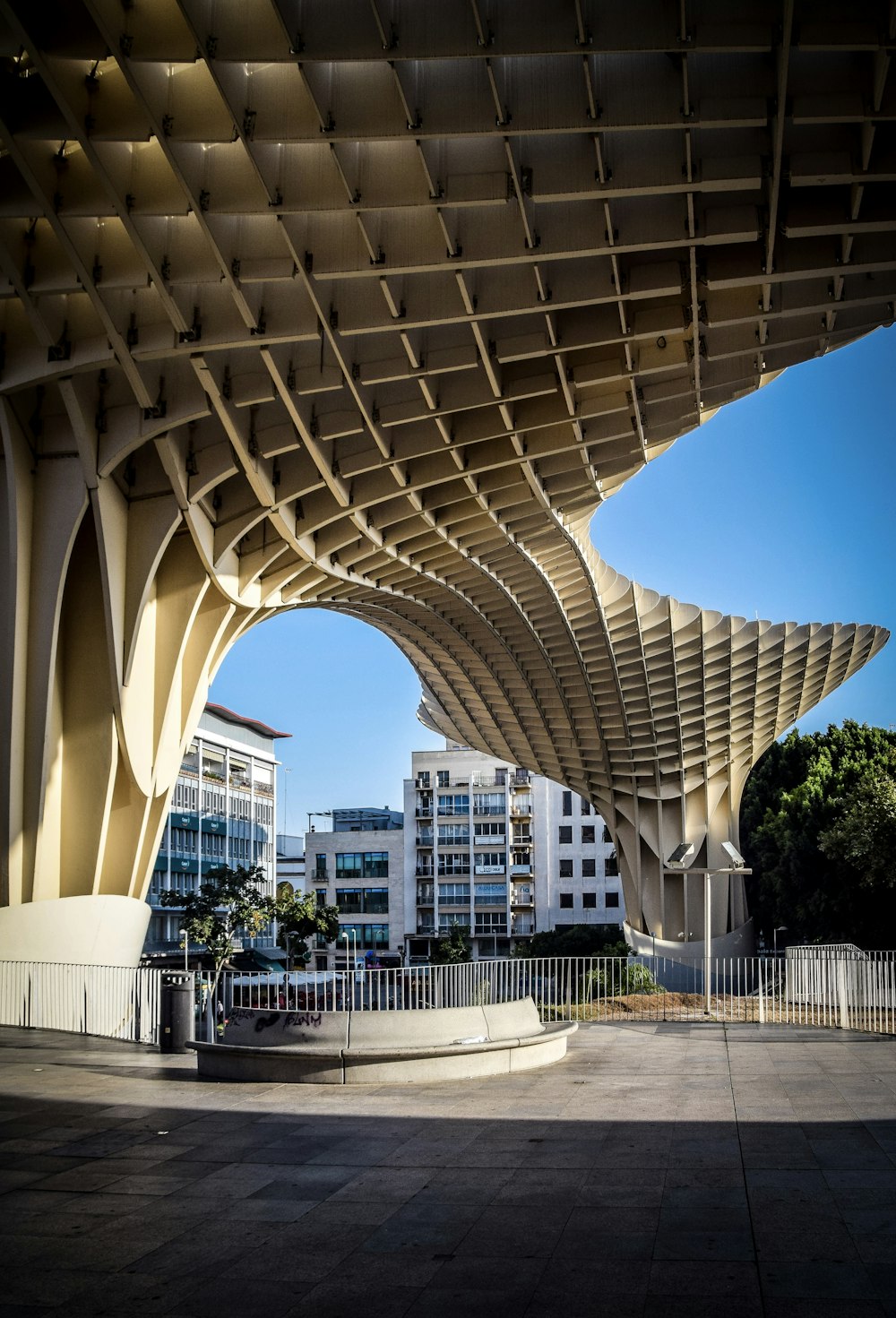 edifício de concreto branco durante o dia