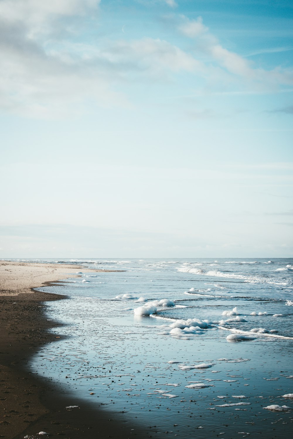 sea waves crashing on shore during daytime