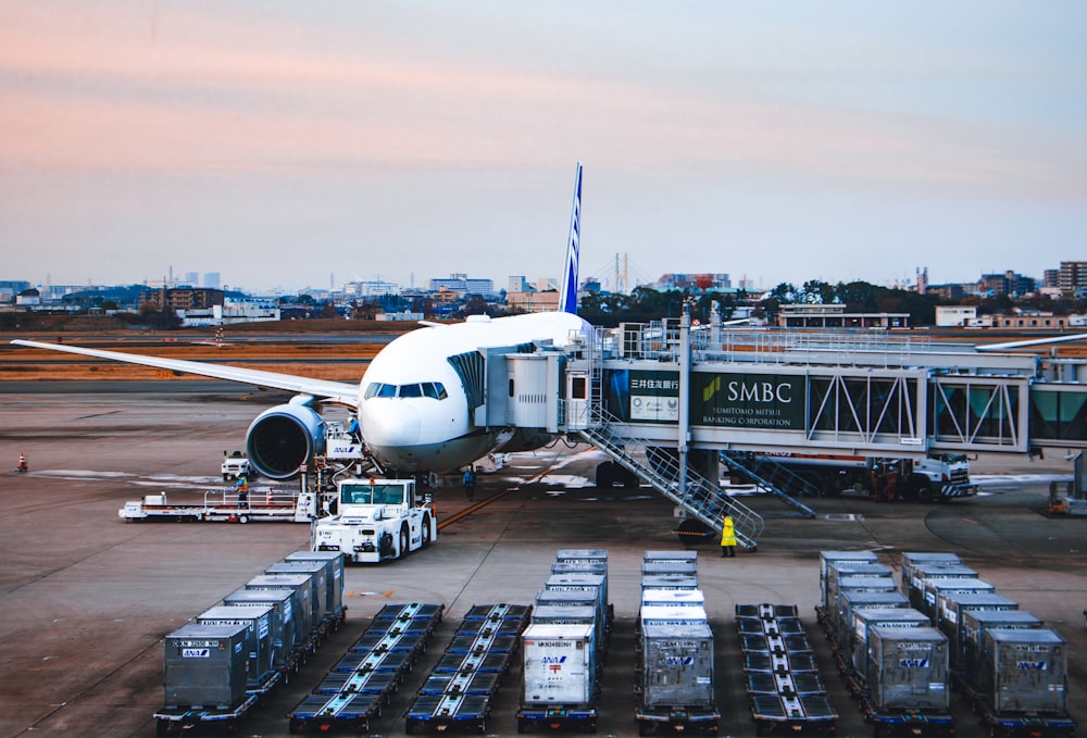 日中の空港の白い飛行機