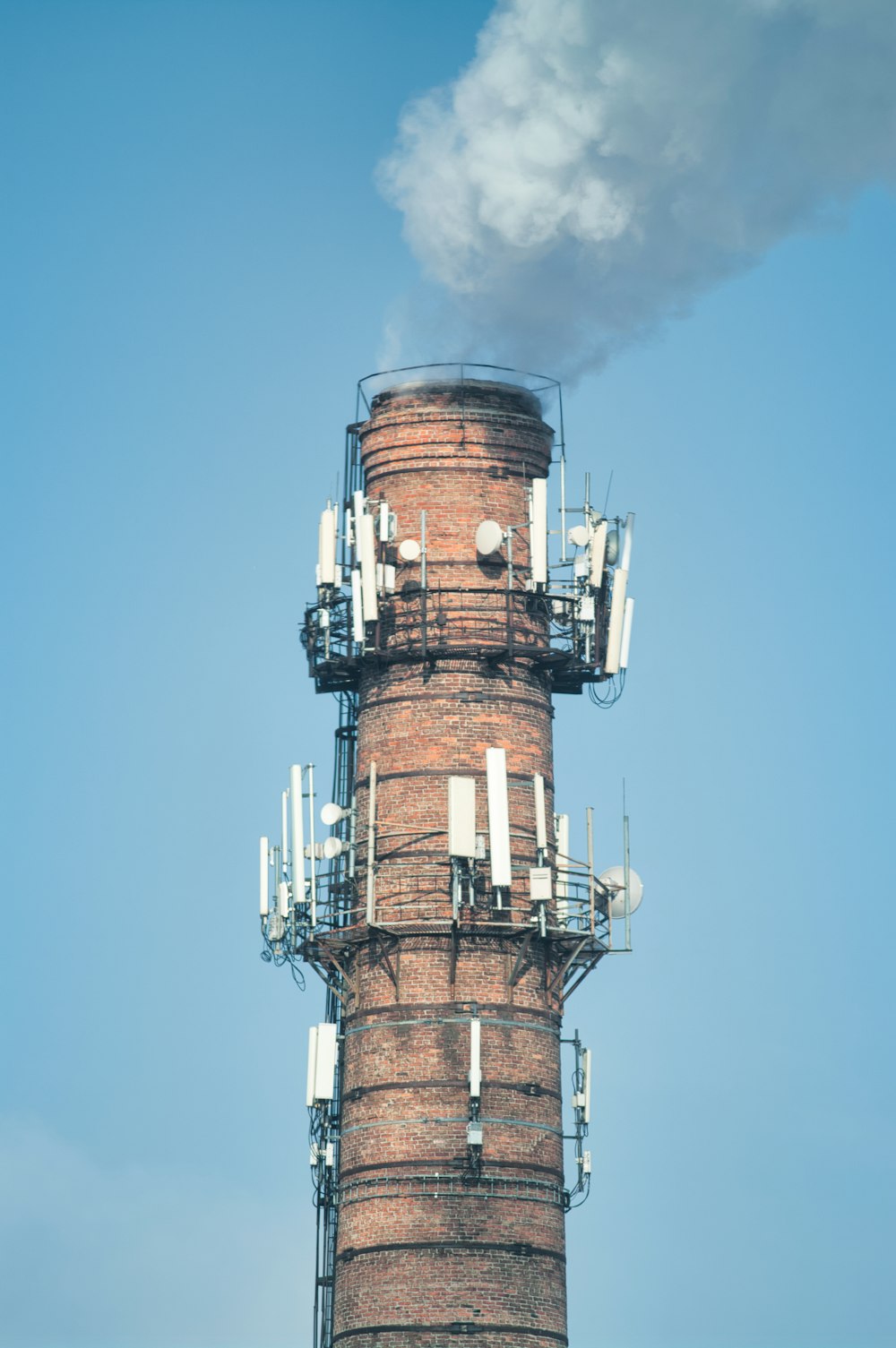 Braun-weißes Betongebäude unter blauem Himmel tagsüber