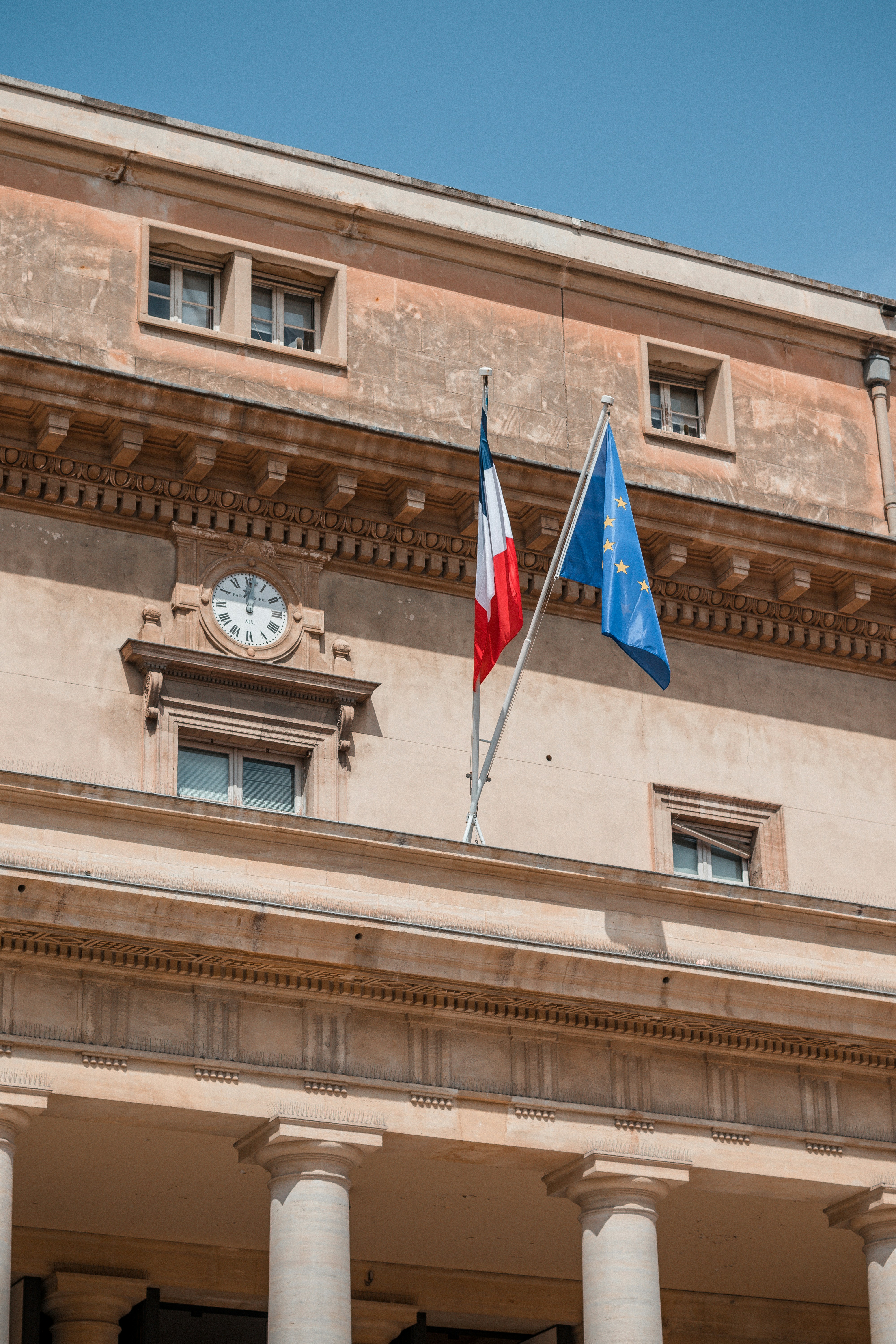 drapeau de nous a sur le dessus de l’immeuble