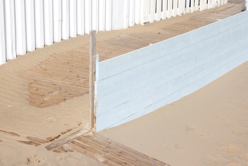 clôture en bois blanc sur sable brun