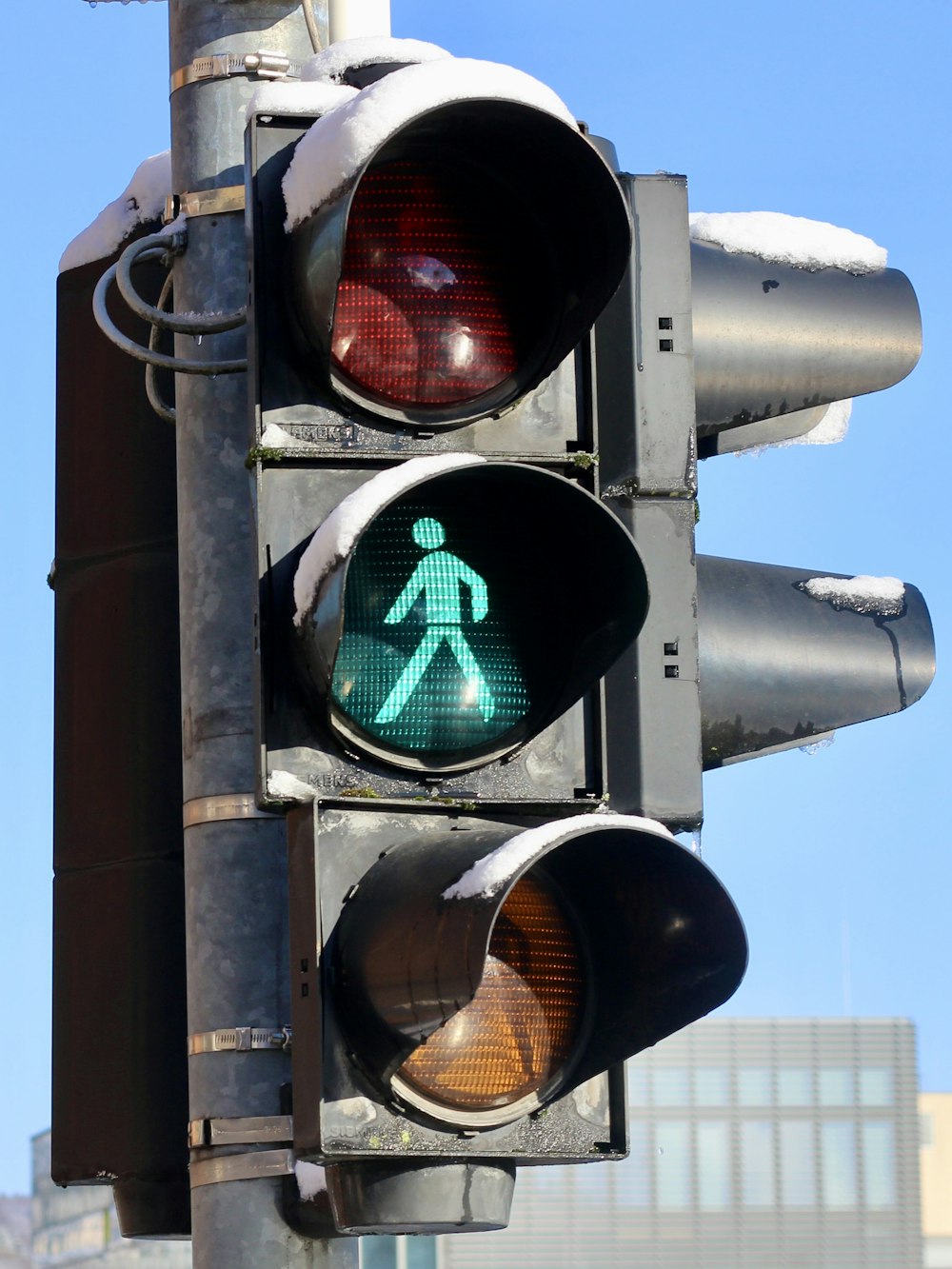 black traffic light turned on during daytime