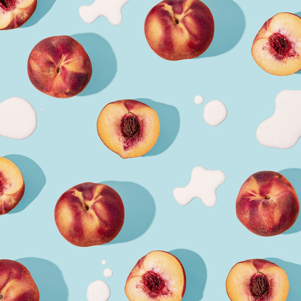 blau-weiße Apfel- und Erdbeerillustration
