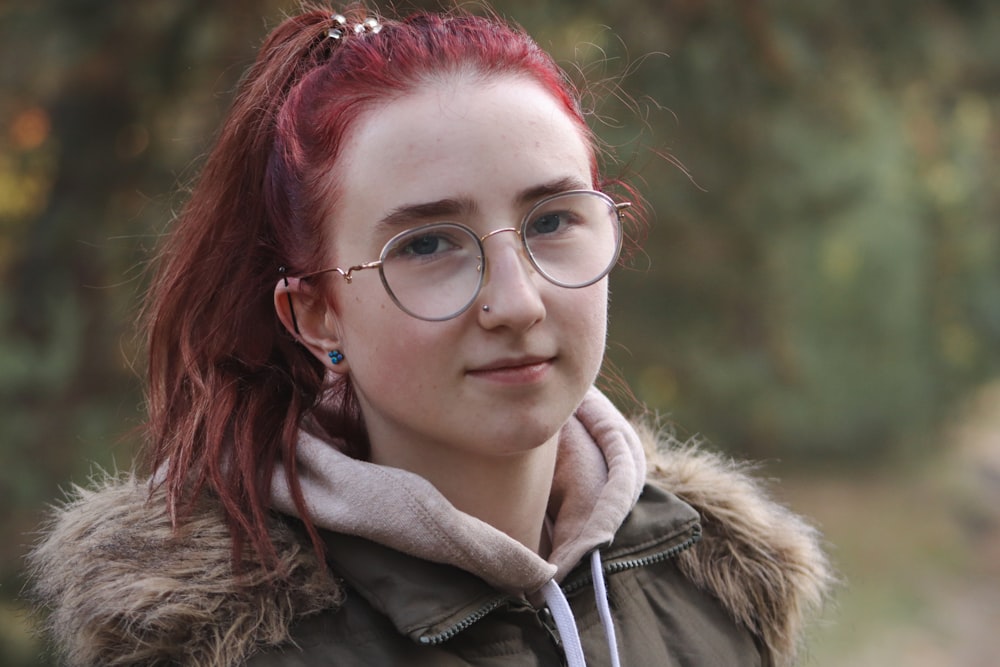 Frau im braunen Pelzmantel mit Brille