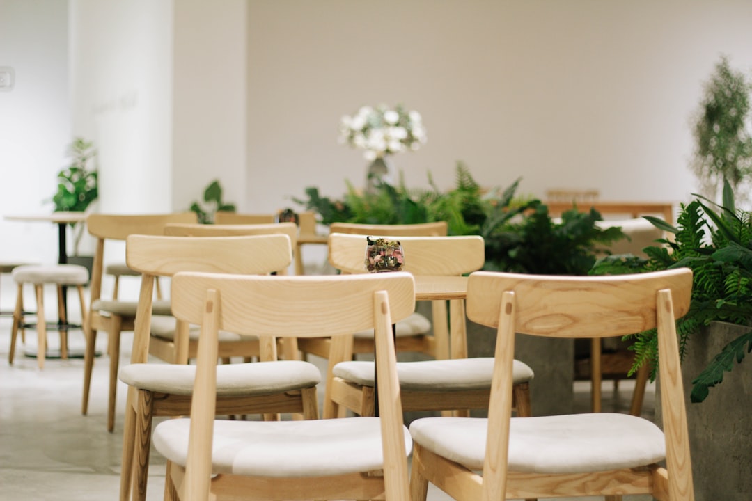 white wooden chair lot in room