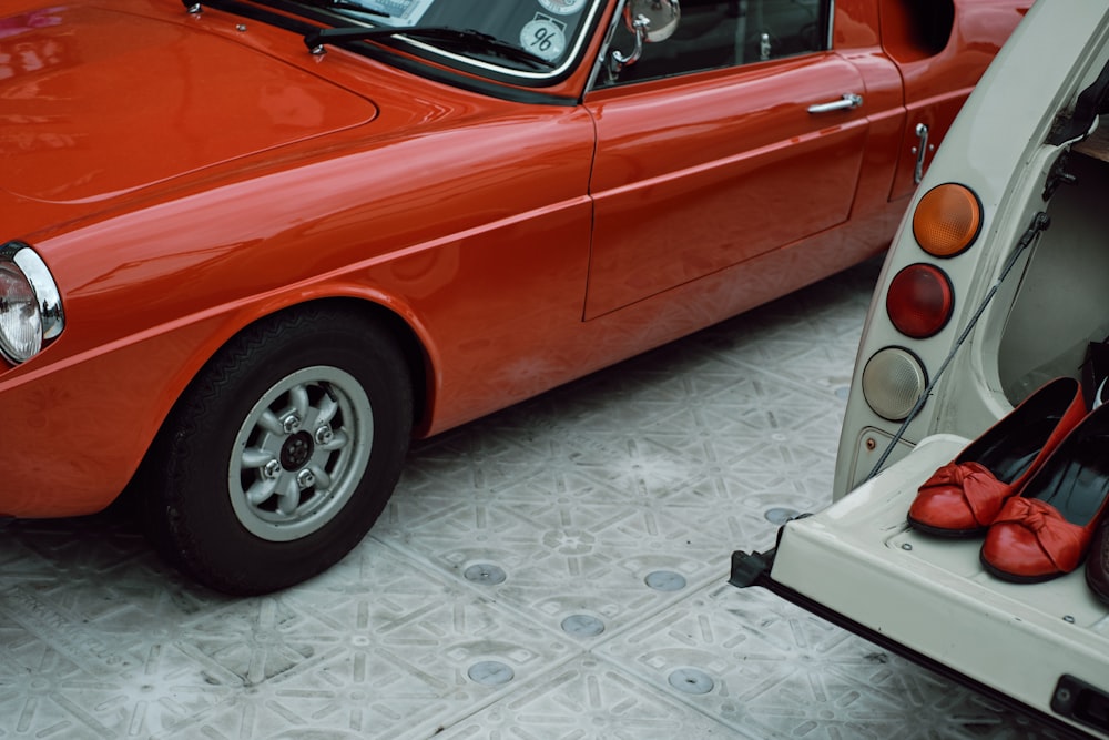 auto rossa su piastrelle bianche e grigie del pavimento