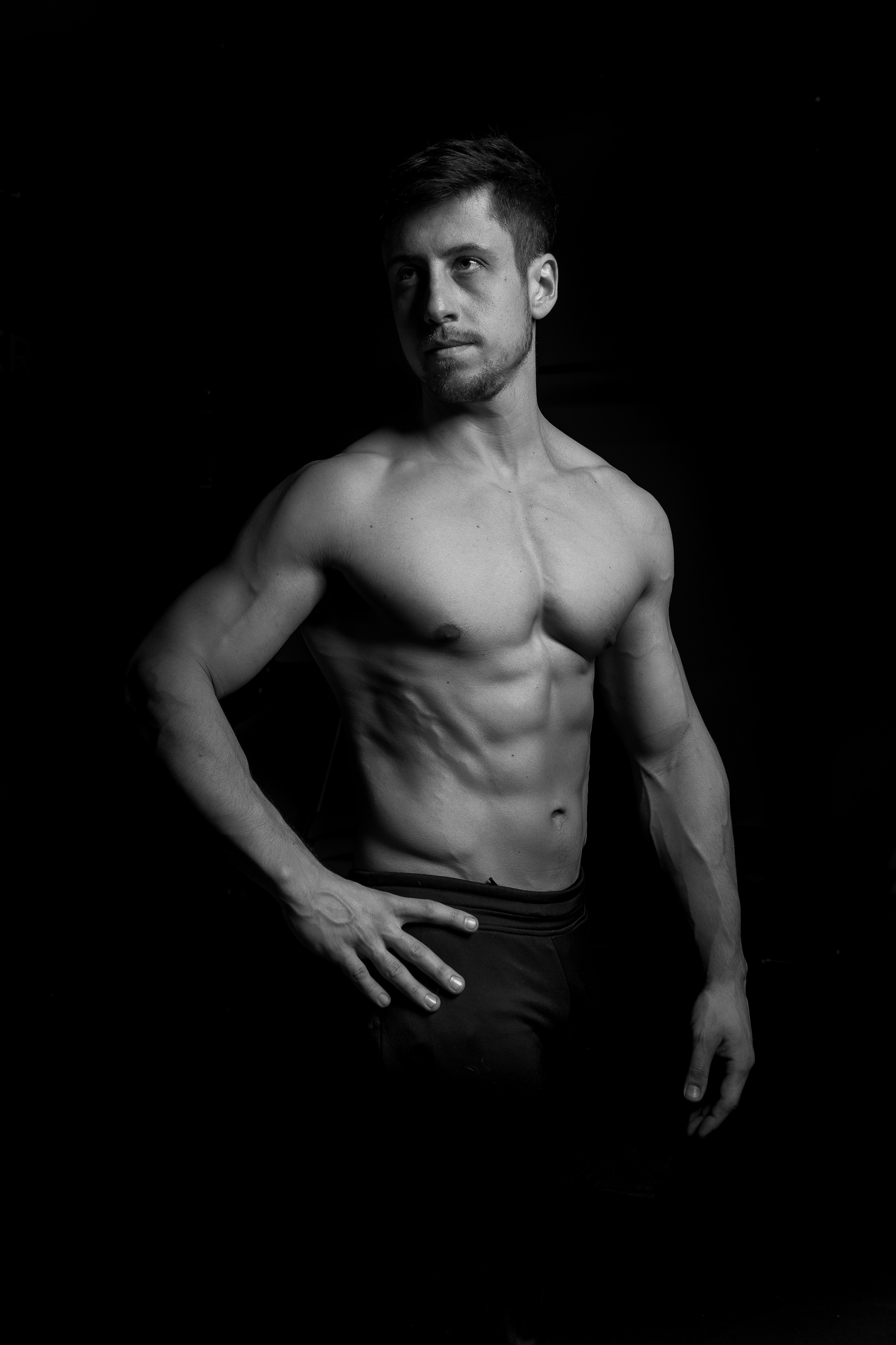 Oben-ohne-Mann in schwarzen Shorts