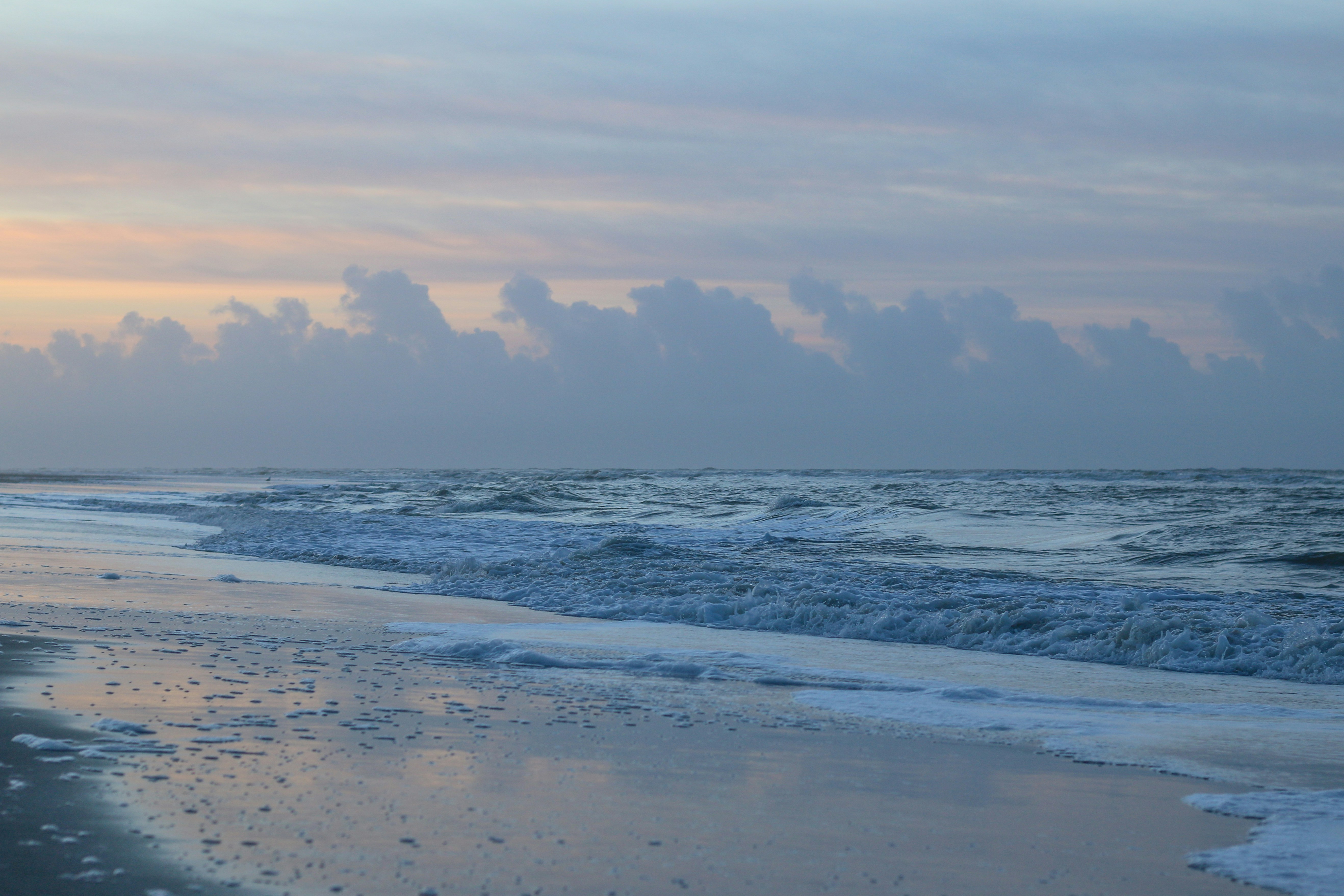 sea waves crashing on shore during daytime