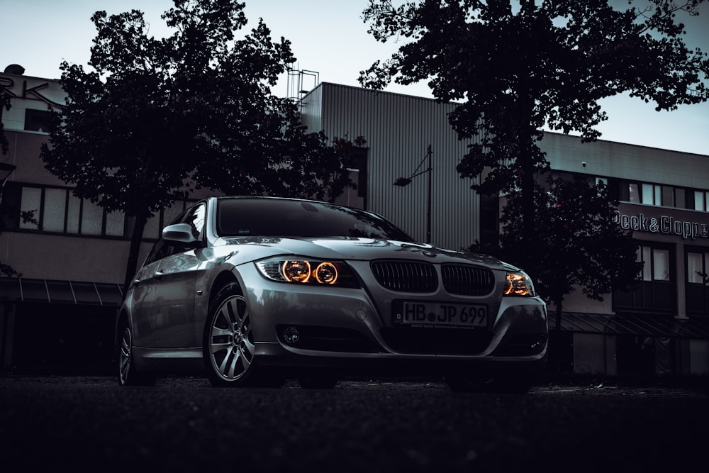 BMW M 3 Coupé gris estacionado cerca de un árbol